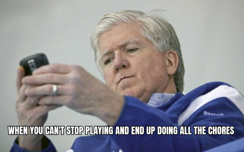 A HUMOROUS MEME SHOWING A PERSON MULTITASKING BY PLAYING SLOTS ON THEIR PHONE WHILE DOING CHORES, WITH THE CAPTION 